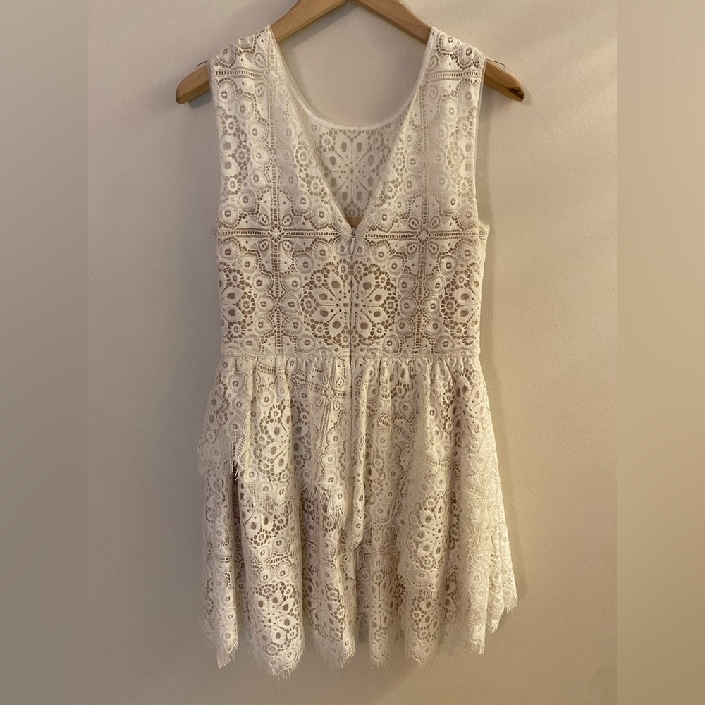 BCBGMaxAzria Charlee Tiered Lace White Sleeveless Mini Dress size 8 - Picture 4 of 6